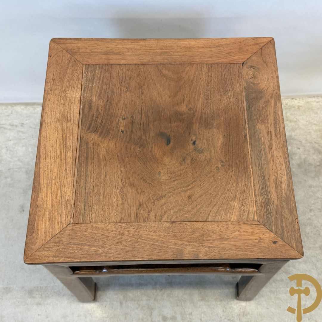 Twee hardhouten Chinese bijzettafels + salontafel