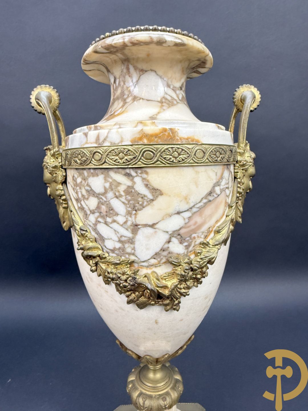 Paar marmeren cassolettes met hermenhoofden en guirlandes