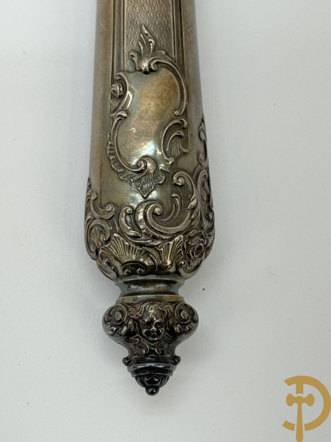 Vleesbestek met Neo Renaissance motieven, met zilverpoinçons