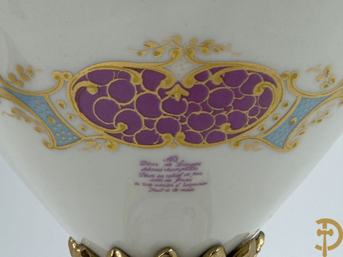 Paar porseleinen Sèvres stijl dekselpotiches met dubbel bedrukt romantisch decor en bezet met bronzen ornamenten