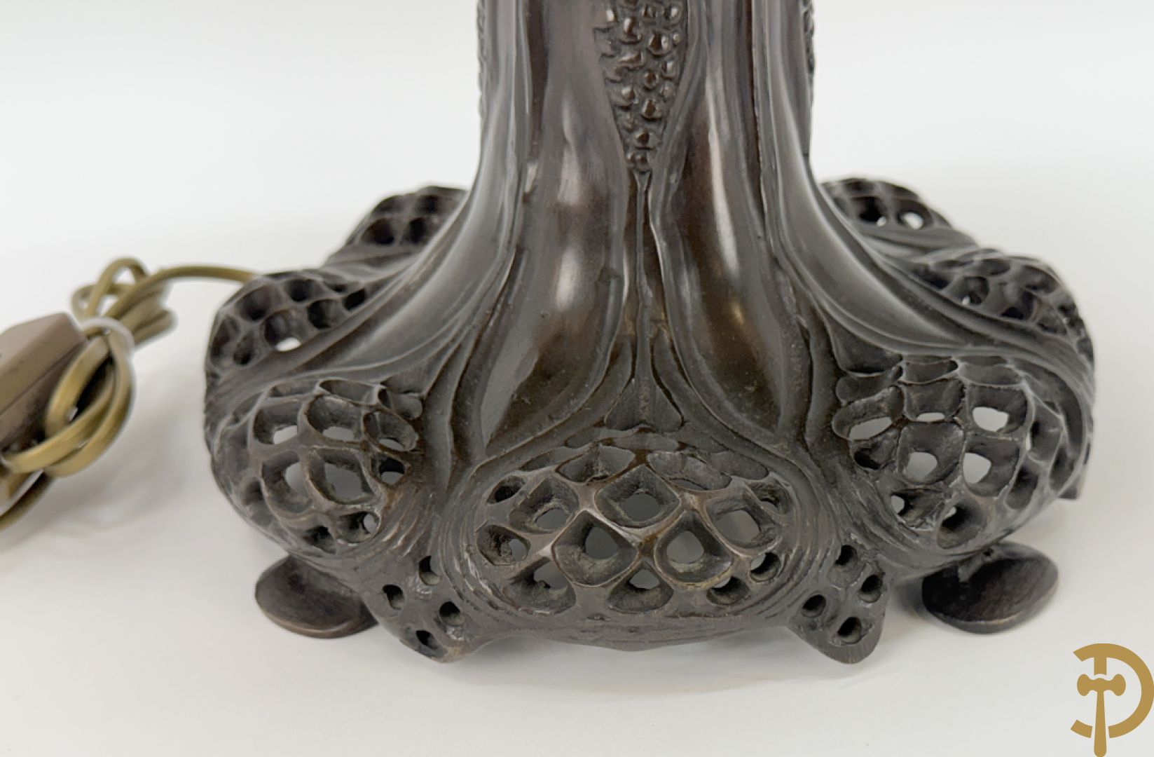 Bronzen tafellampadaire met kap met bloemen, Tiffany stijl