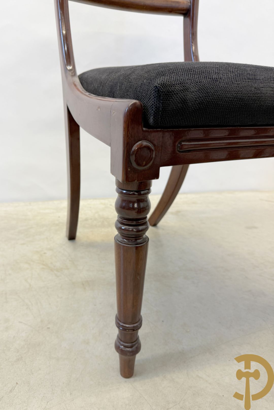 Set van 8 notelaren gondelvormige stoelen