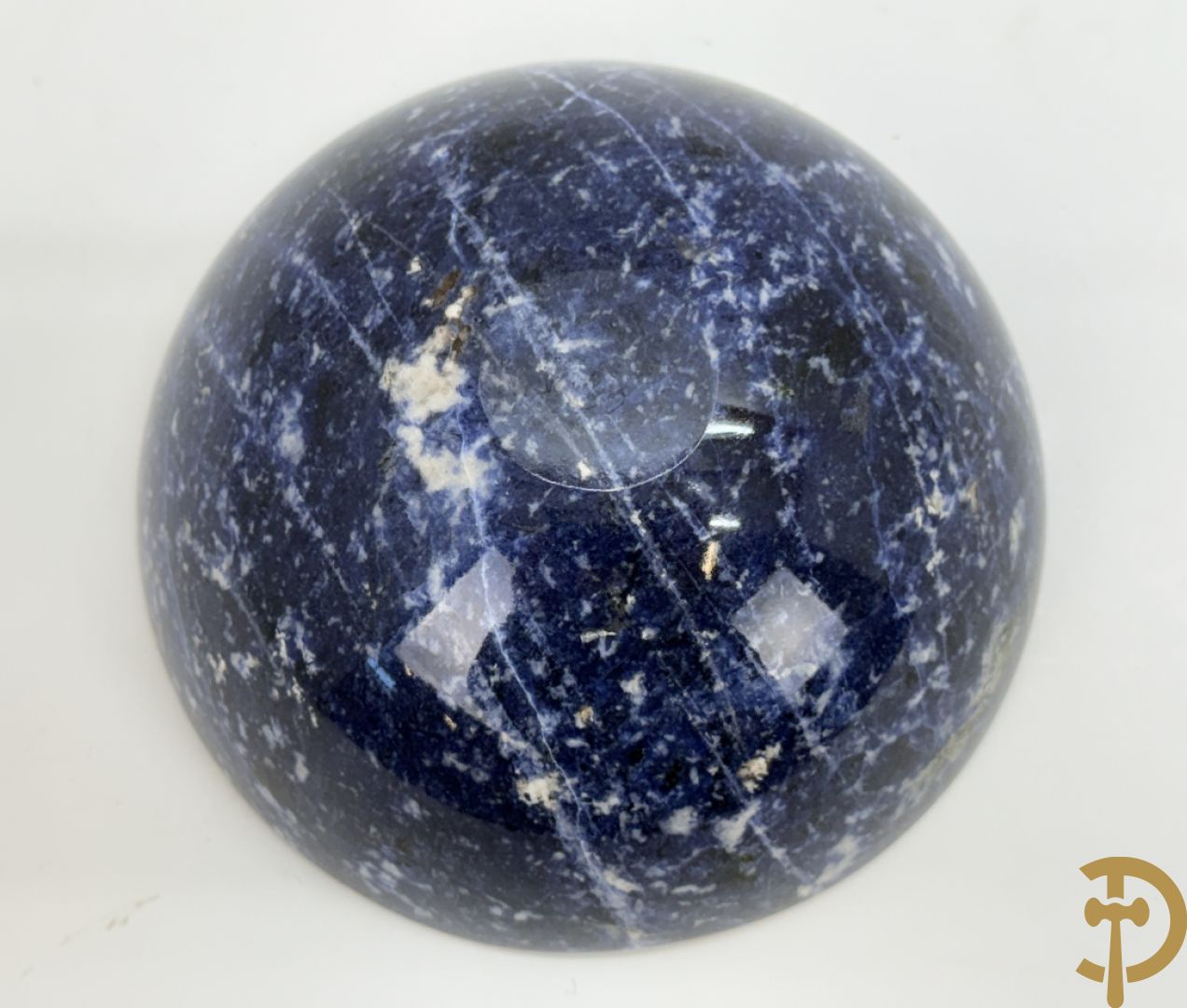 Wolf Helmut (getekend onderaan) Gepolierde schaal/bowl van blauw/wit sodaliet met golvende rand onder getekend WOLF H. (Steinbildhauer, Edelsteingestalter, aus Kirschweiler, Idar-Oberstein),