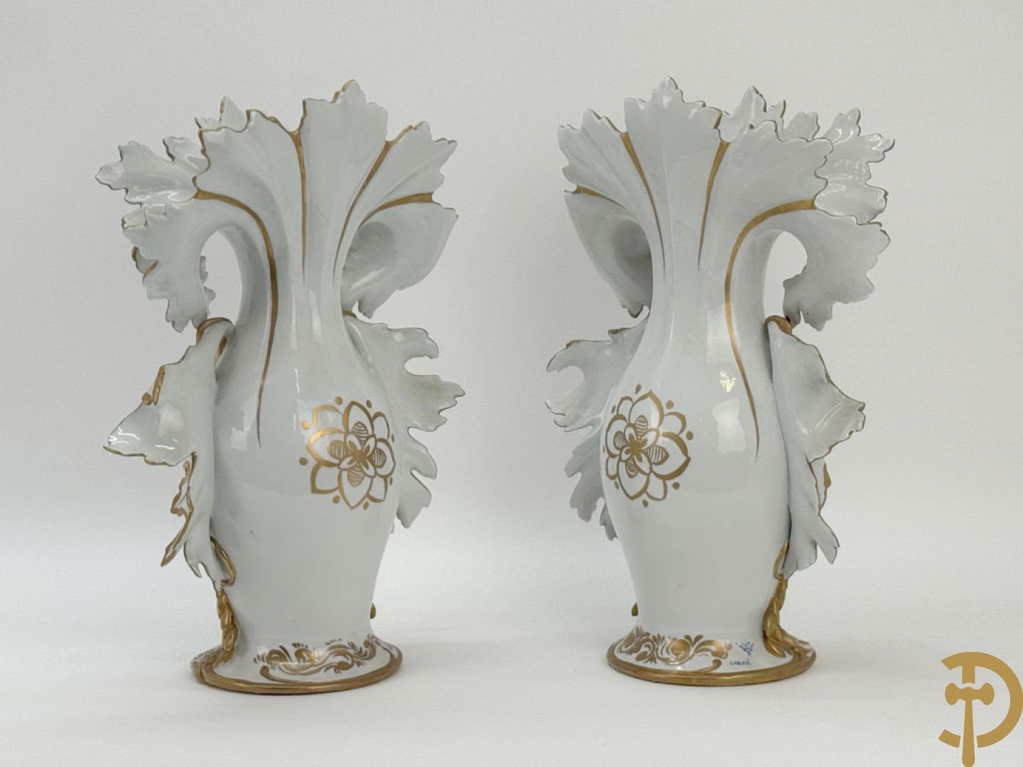 Paar porseleinen cornetvazen met bloemendecor, deels verguld, gemerkt Capo di Monte