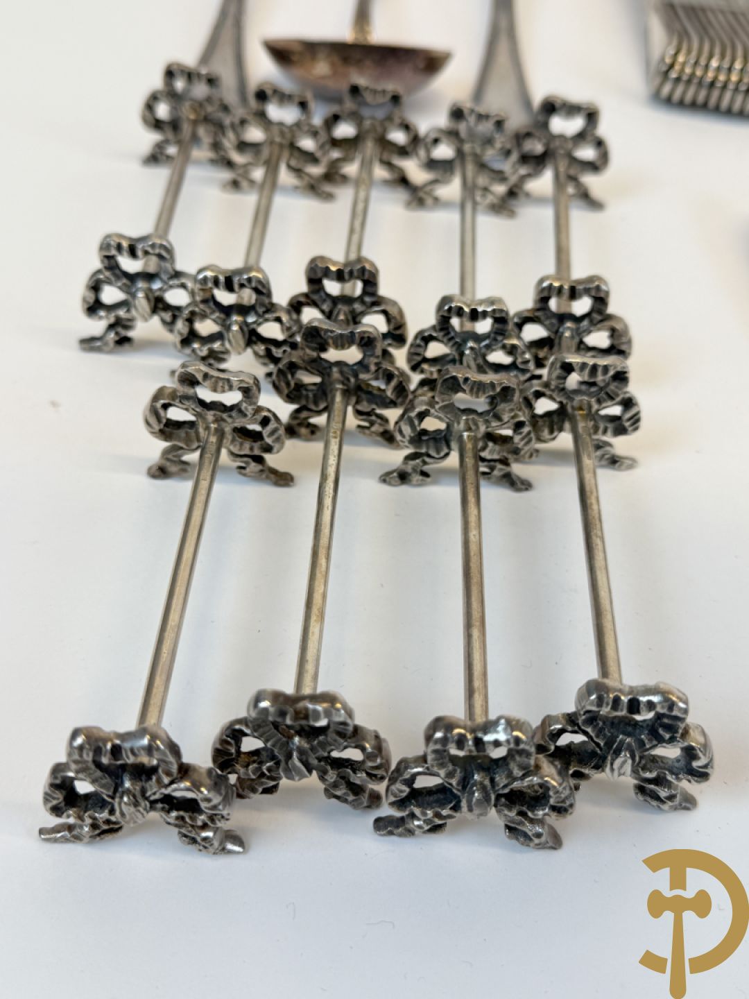 Verzilverd bestek Wiskemann met Louis XVI motieven+ verzilverde groentenkom Wiskemann