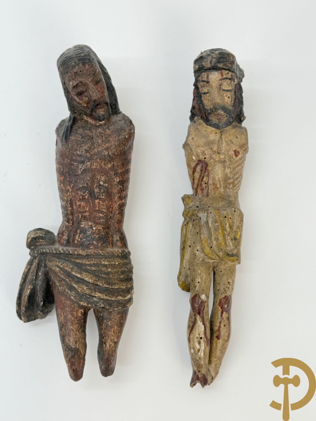 Twee Volkse houtgesculpteerde en gepolychromeerde corpussen, 18e