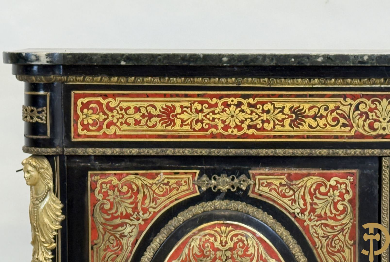 Napoleon III tweedeursdresse bezet met bronzen ornamenten van dameshoofden - paar ovale medaillons in de deuren, alles bezet met Boulle techniek - bovenaan met marmeren blad