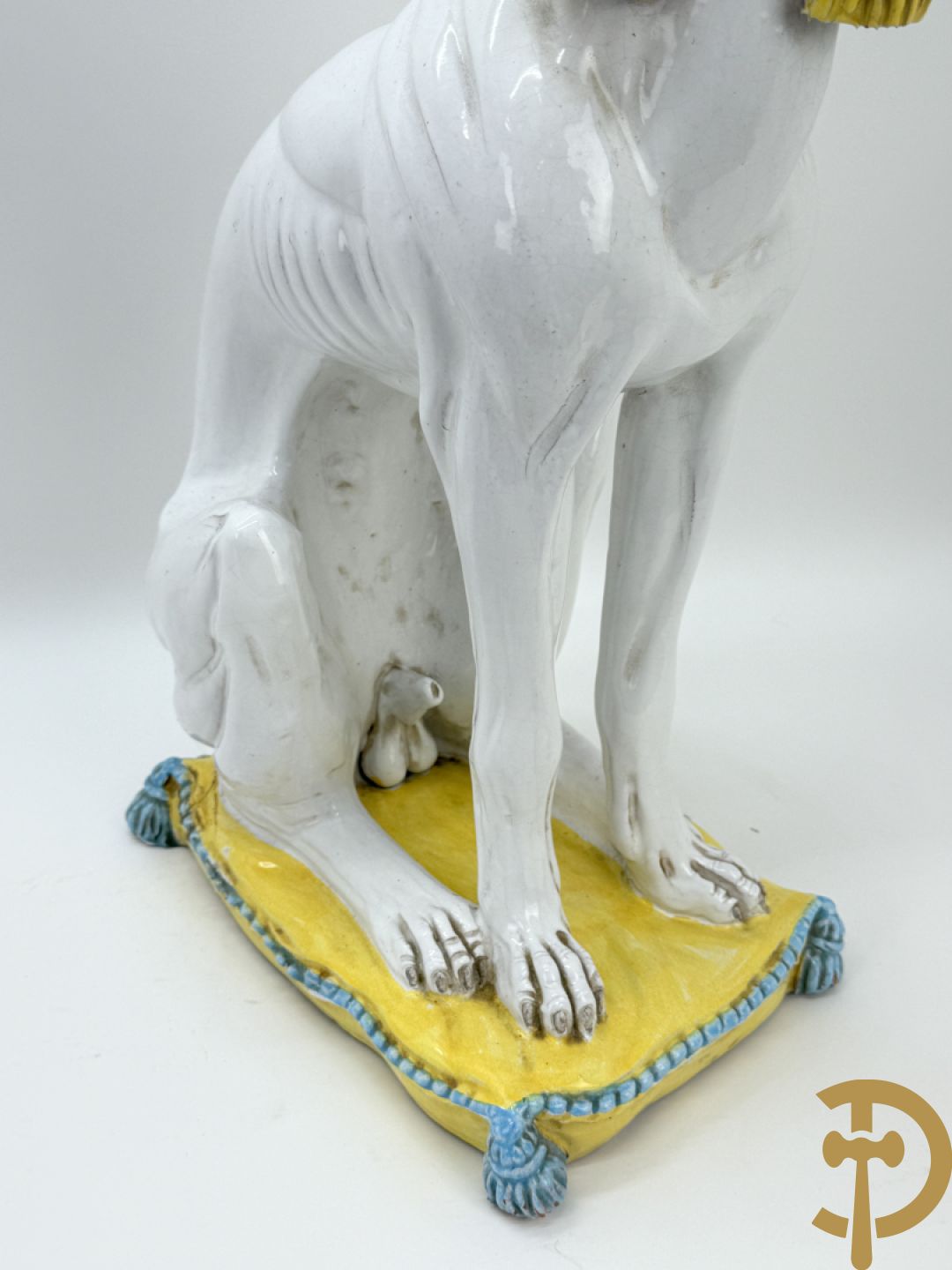 Italiaanse keramieken neergezeten witte windhond op kussen