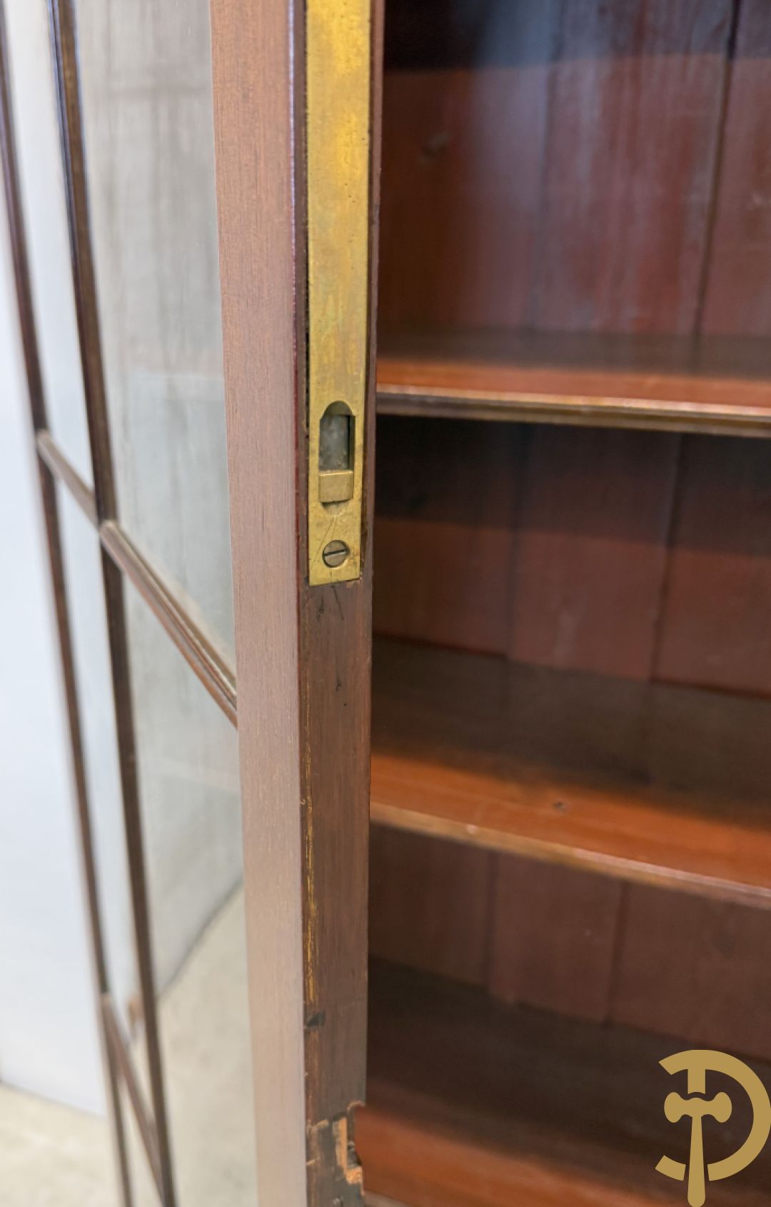 Paar Engelse mahoniehouten vitrines met legbanken