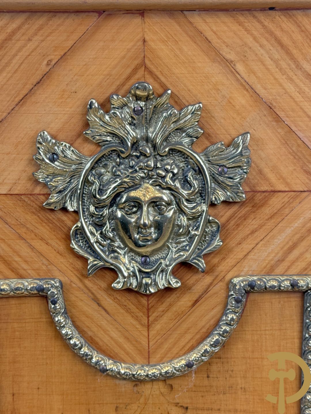 Notelaren pendule met bloemenmarquetterie en bronsbeslag, bovenaan bekroond met bronzen figuur - met bijhorende sokkel in notelaar met bronsbeslag