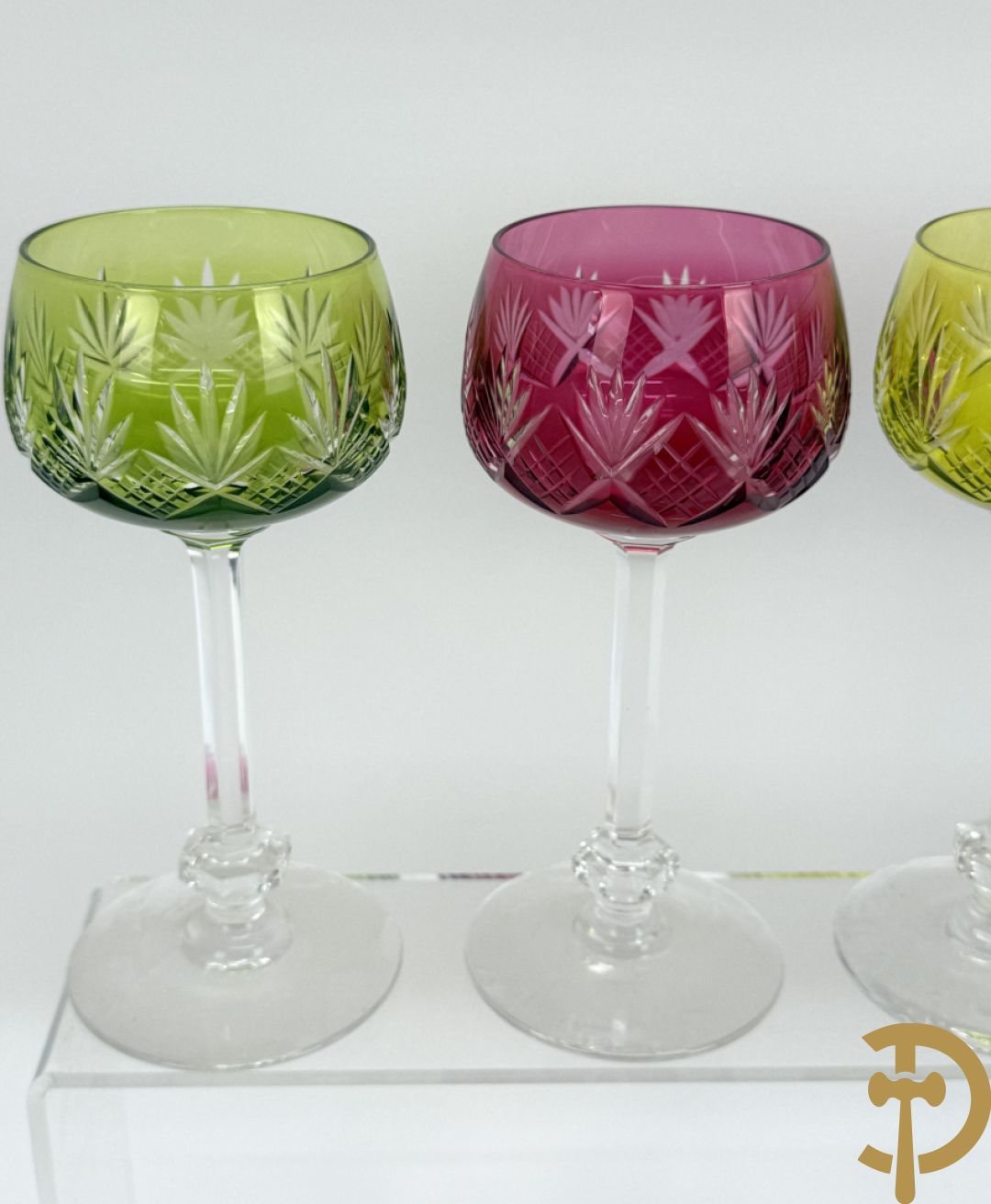 Twaalf gekleurde en geslepen kristallen glazen