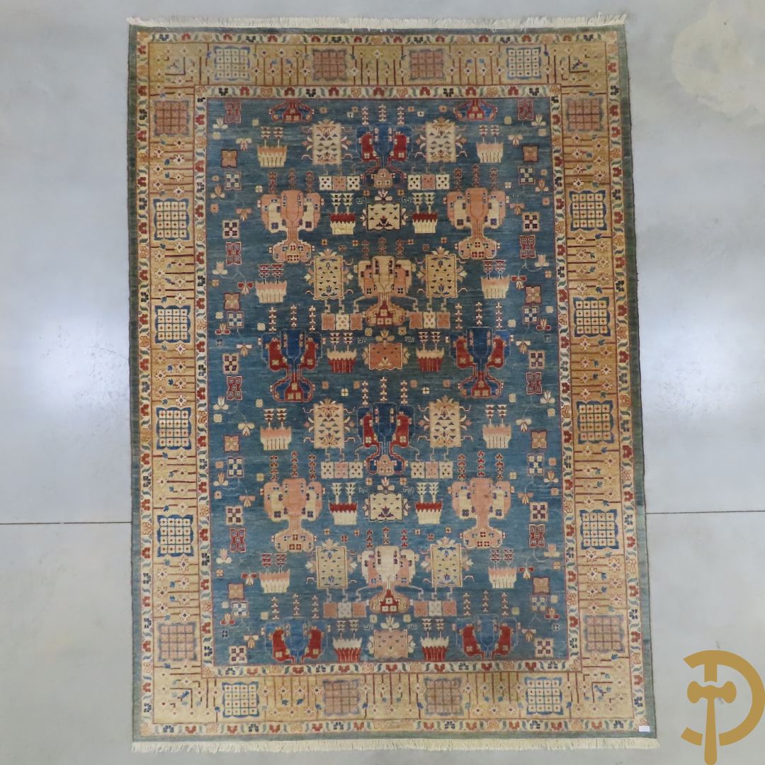 Oosters handgeknoopt tapijt met blauwe fond en geometrische bloemenmotieven