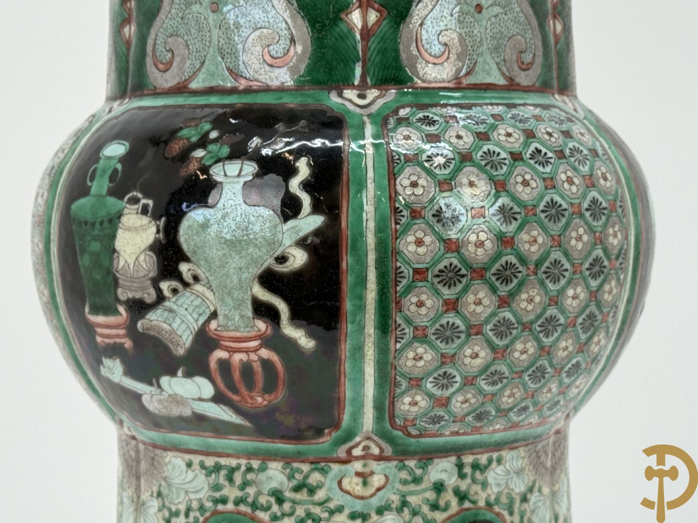 Antieke Chinese Gu vaas met geschenkendecor op zwarte fond