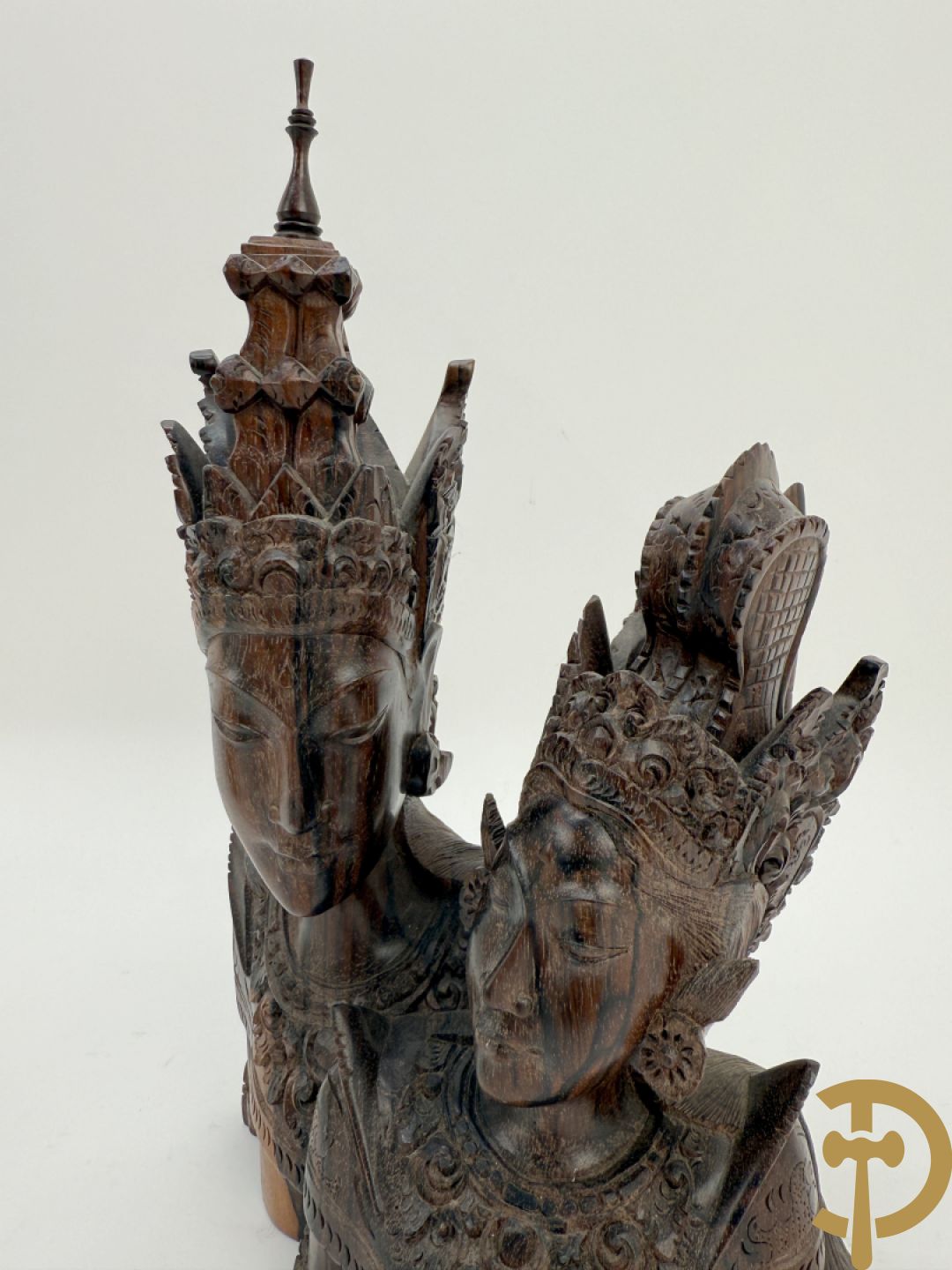 Negen houtgesculpteerde boedhistische figuren waarvan enkele verguld