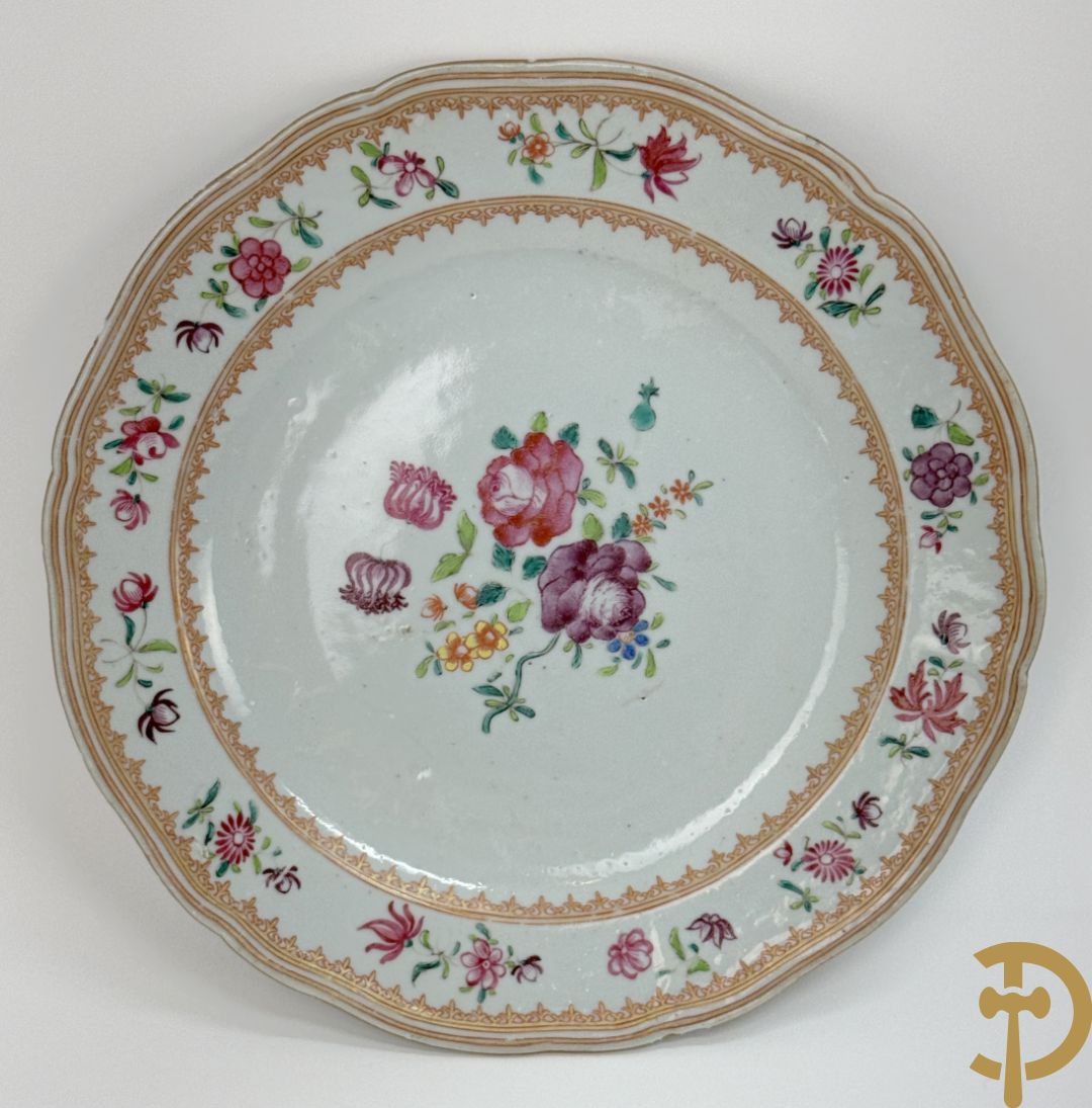 Negen Famille rose bordjes w.o. zes plat gekartelde, 1 diep gekartelde en 2 vlakke met bloementaferelen