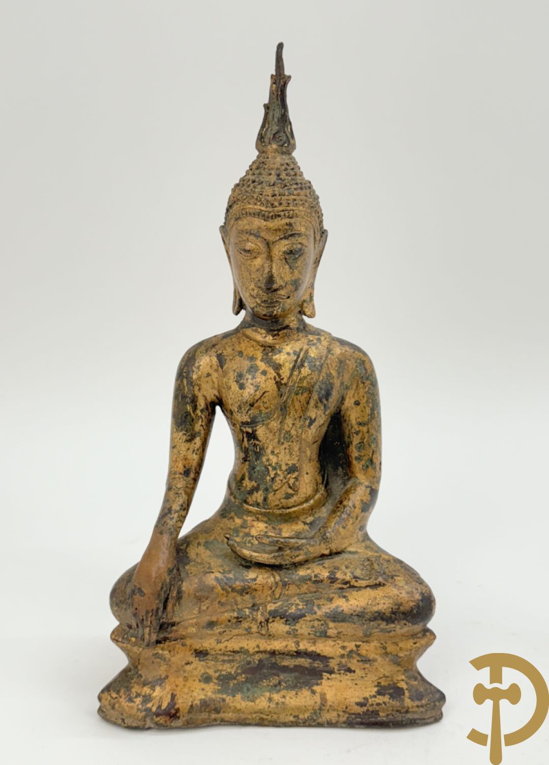 Bronzen zittende boedha in verloren was techniek + fragment van Tibetaans vergulde boedha + bronzen boedhahoofd op houten sokkel