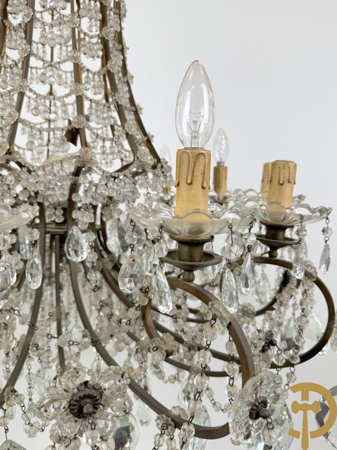 Italiaanse ijzeren luchter met kristallen bellen