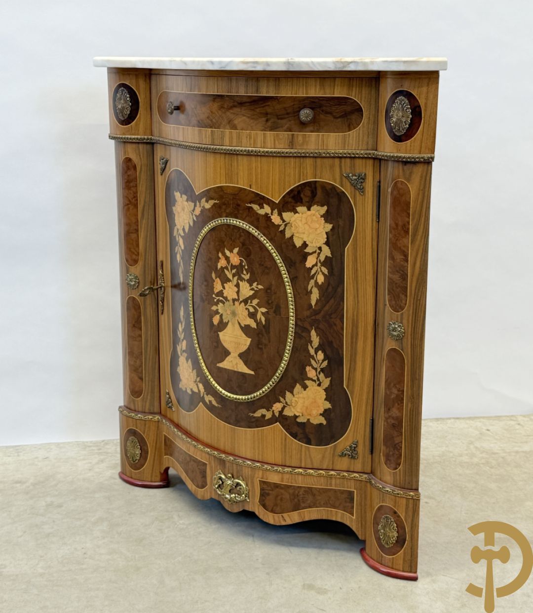 Notelaren hoekkast met lade, bloemenmarketterie en bronsbeslag - bovenaan met wit marmeren blad