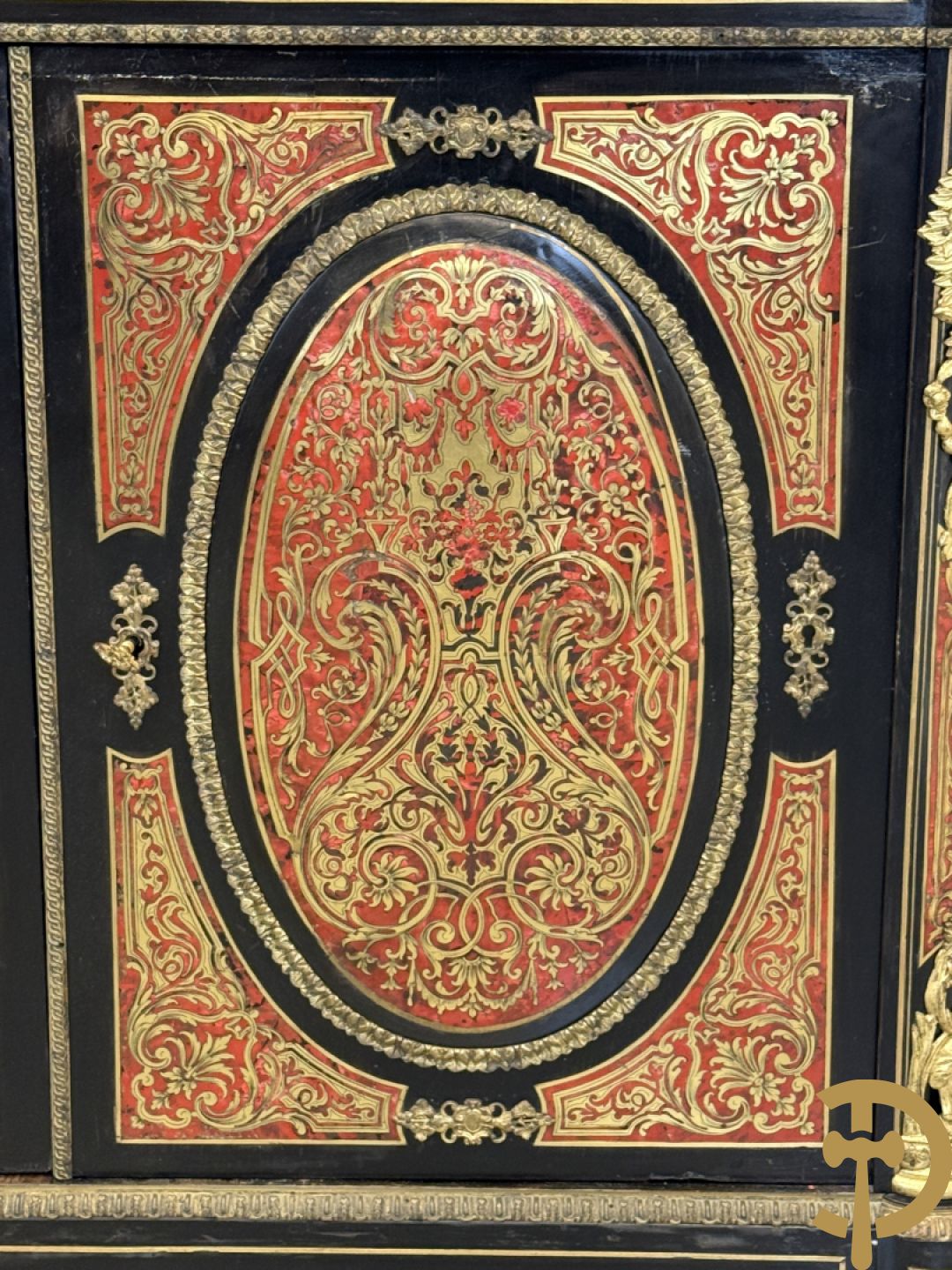 Napoleon III tweedeursdresse bezet met bronzen ornamenten van dameshoofden - paar ovale medaillons in de deuren, alles bezet met Boulle techniek - bovenaan met marmeren blad