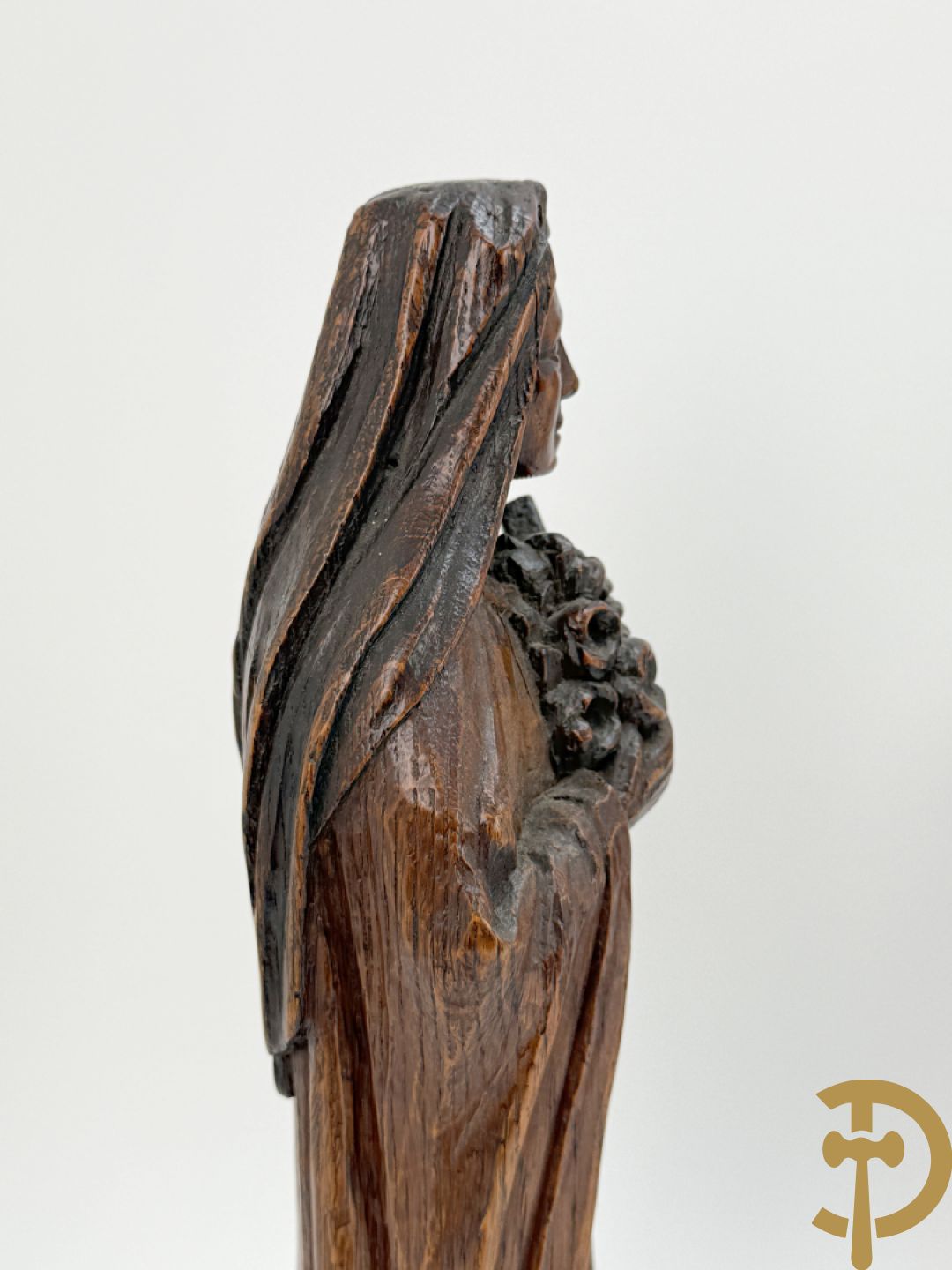 Houtsculptuur van Heilige Théresia Madonna + houtgesculpteerde pater in polyester nis
