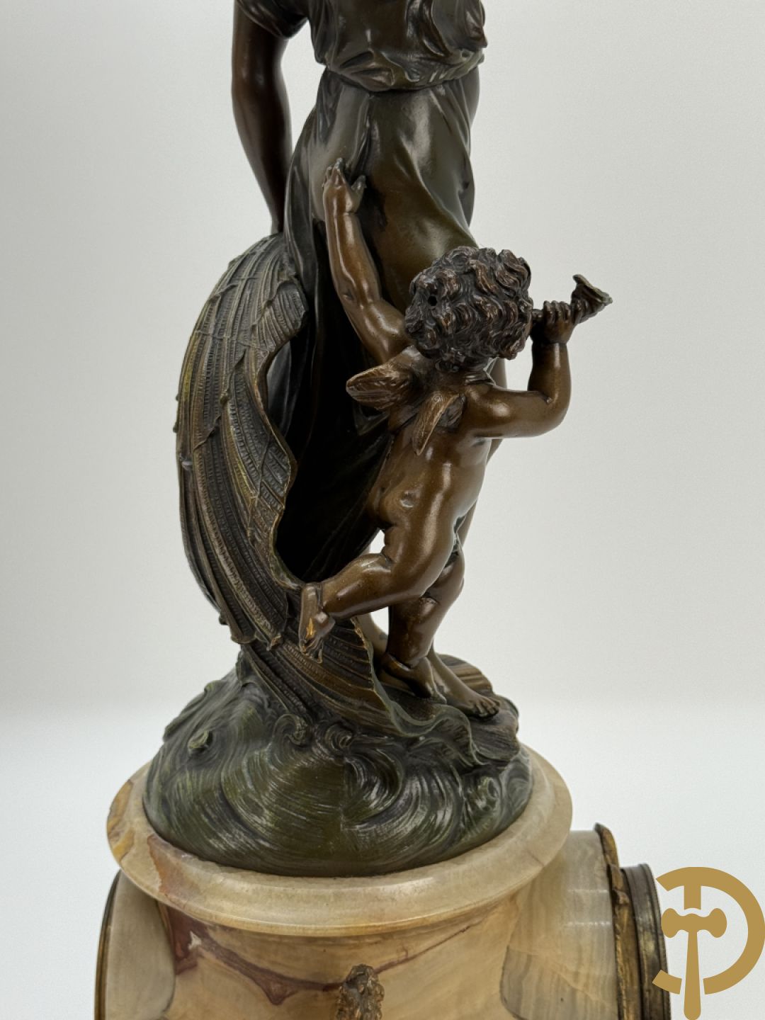 Driedelige zamak garnituur bestaande uit pendule met cupido en dame geflankeerd door paar vijfarmige kandelaars, Bruchon getekend