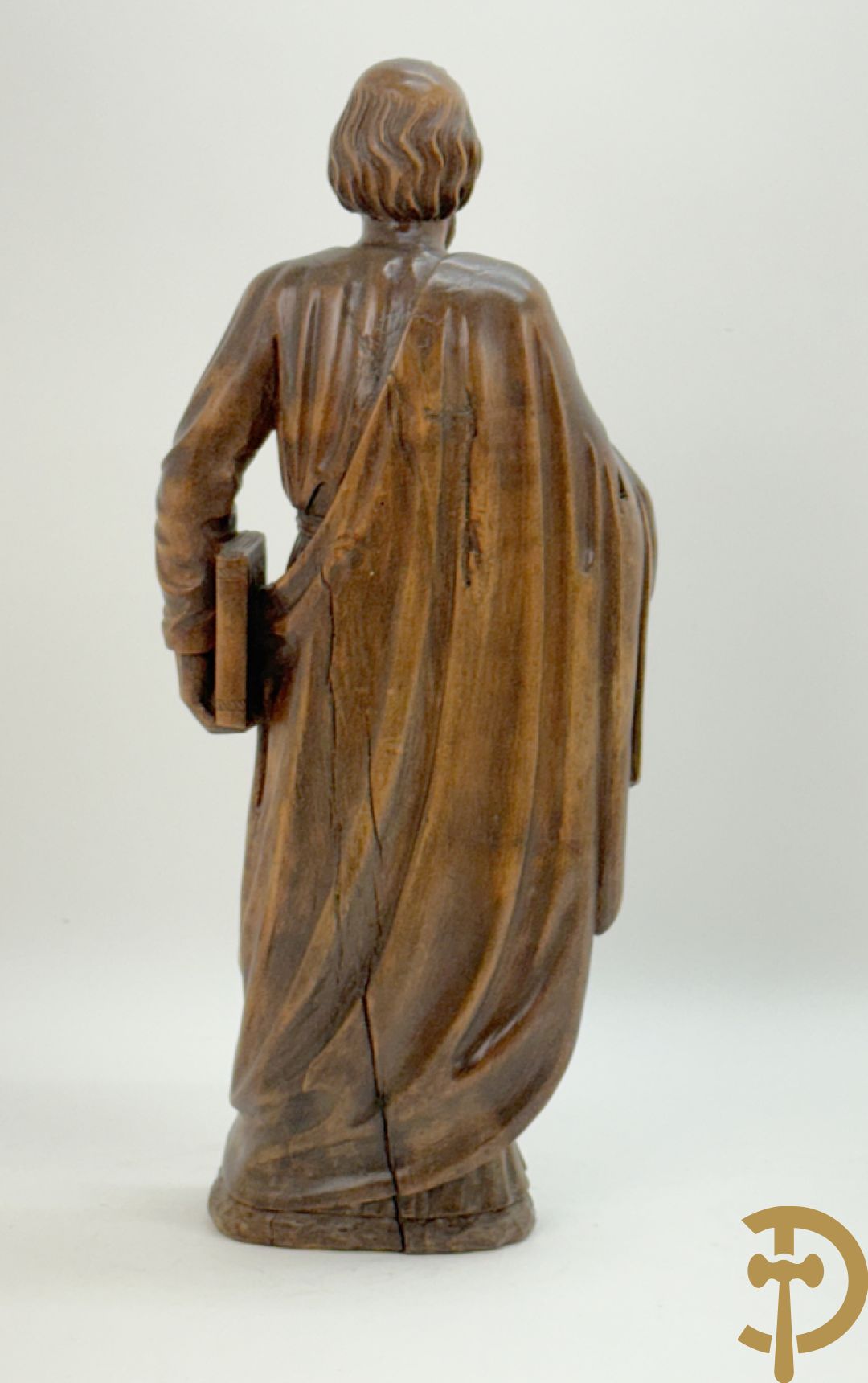 Houtsculptuur van evangelist met boek in de hand