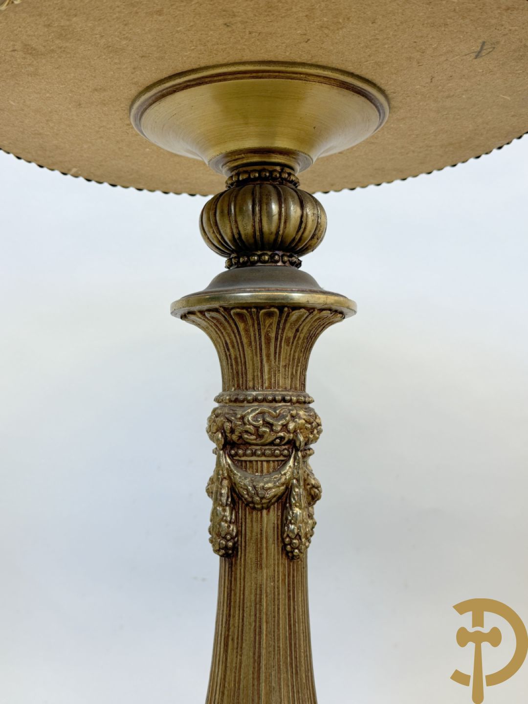 Drie cigognetafels met onix marmeren blad op koperen voluutvormige poten + 2 bijzettafeltjes op koperen voet