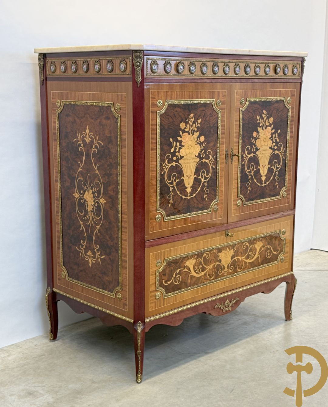 Notelaren TV/barmeubel bezet met bloemenmarquetterie en bronzen ornamenten met porseleinen plakkettes