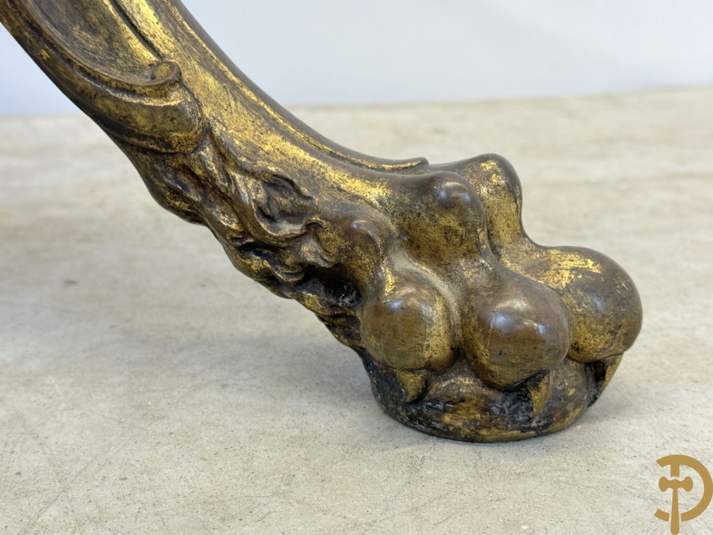 Bronzen staander op drie voluutvormige poten met acanthusranken, bezet met guirlandes en bovenaan met marmeren plateau