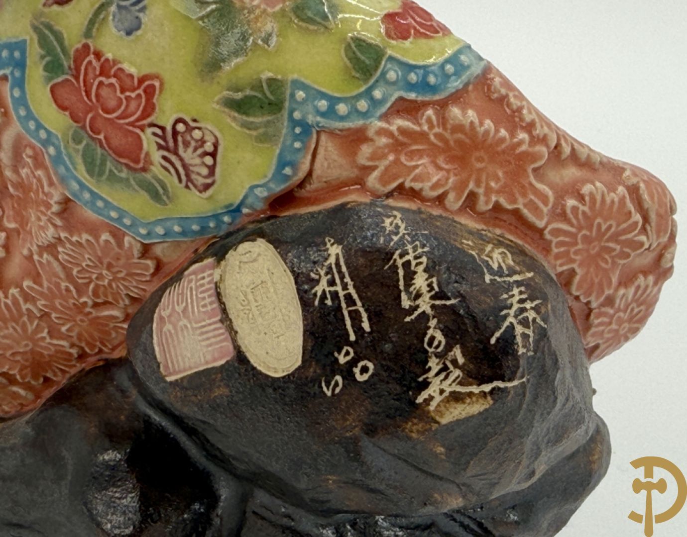 Japanse porseleinen liggende dame met waaier