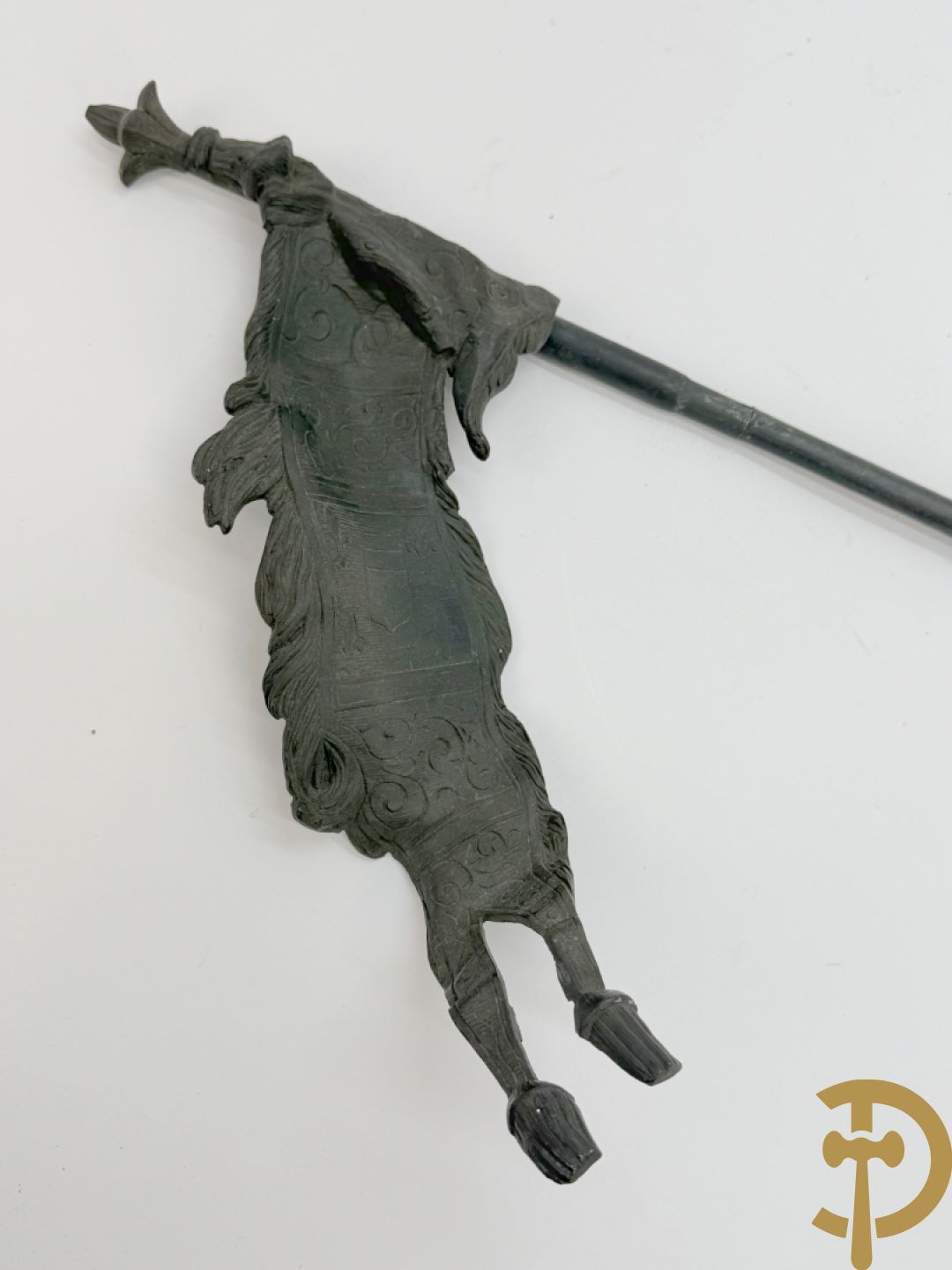 Zamak schouwstuk klok met ridder en Louis XVI motieven bezet