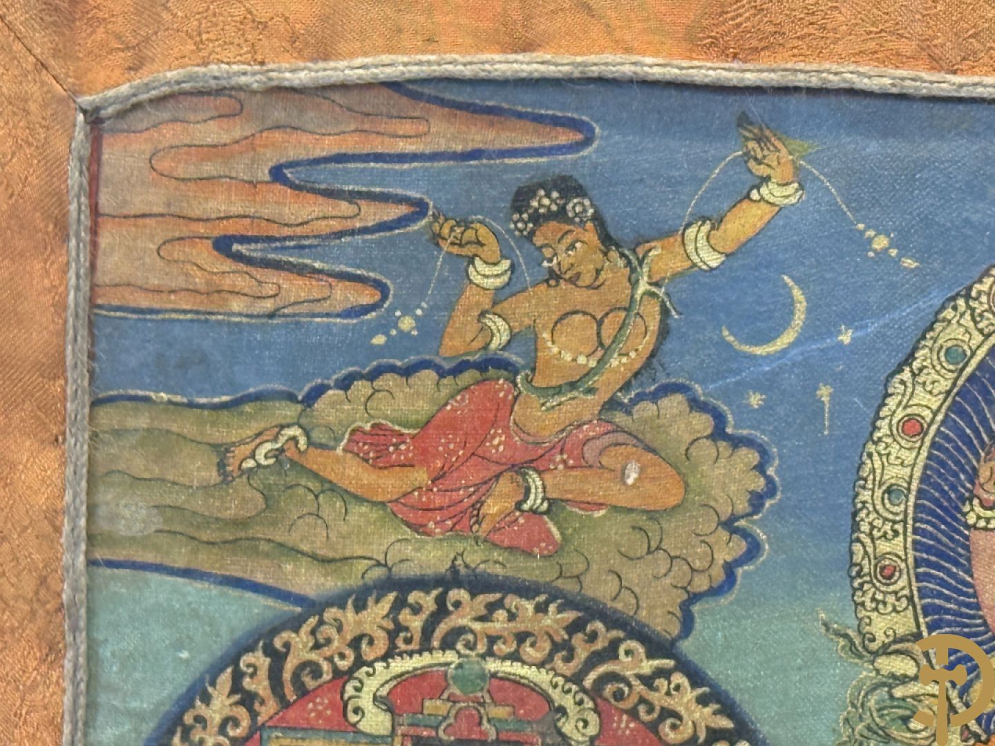 Oude handbeschilderde batic met Boedhistische afbeeldingen ingelijst achter glas