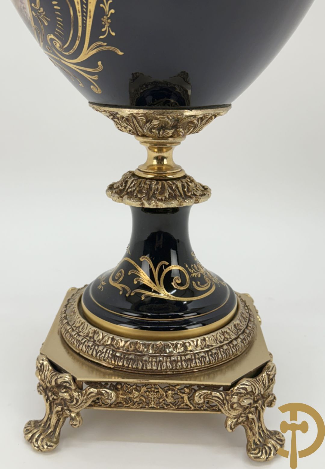 Blauwe porseleinen vaas met lieftallig decor, Sèvres stijl, bezet met bronzen ornamenten