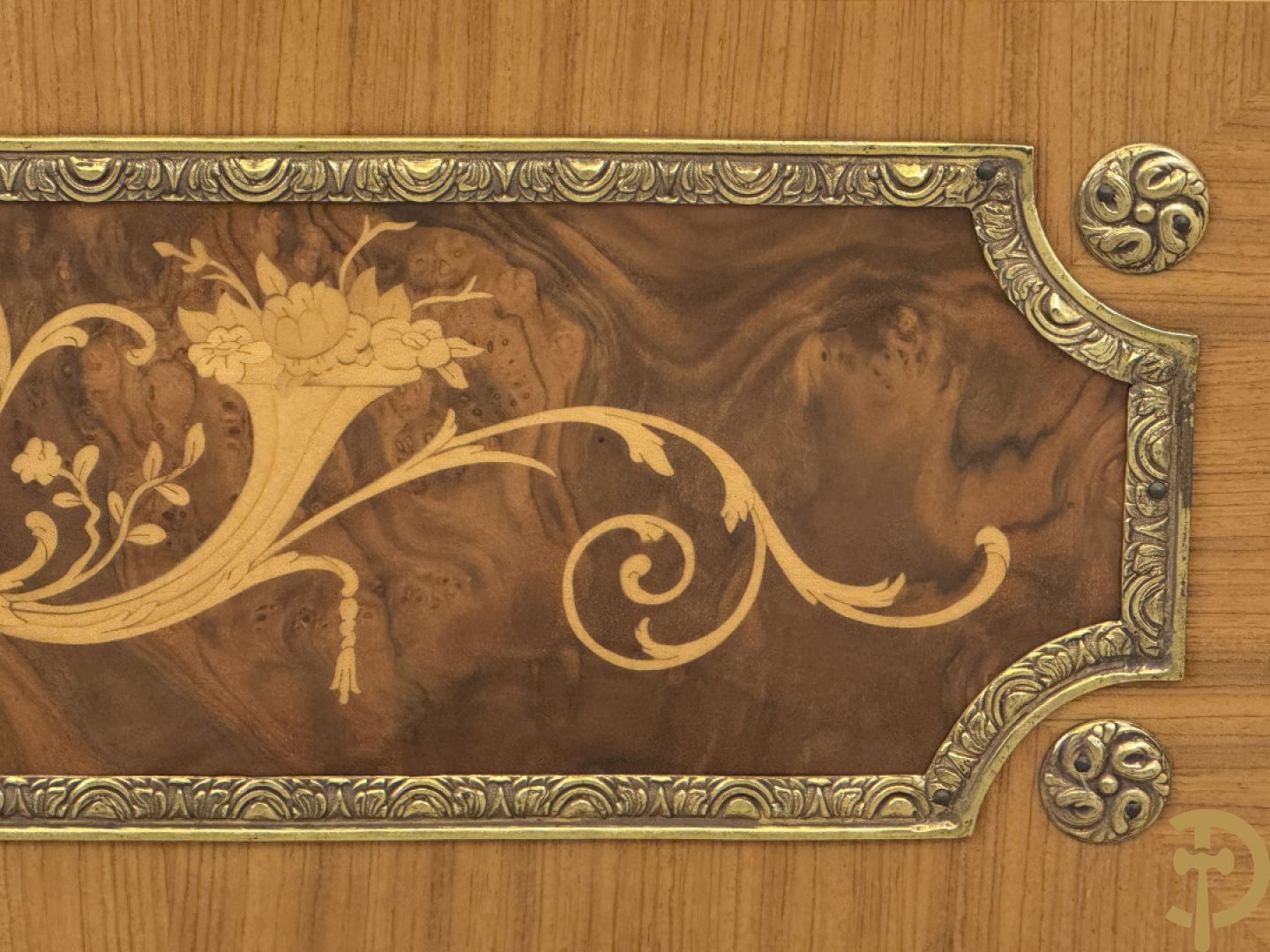 Notelaren TV/barmeubel bezet met bloemenmarquetterie en bronzen ornamenten met porseleinen plakkettes