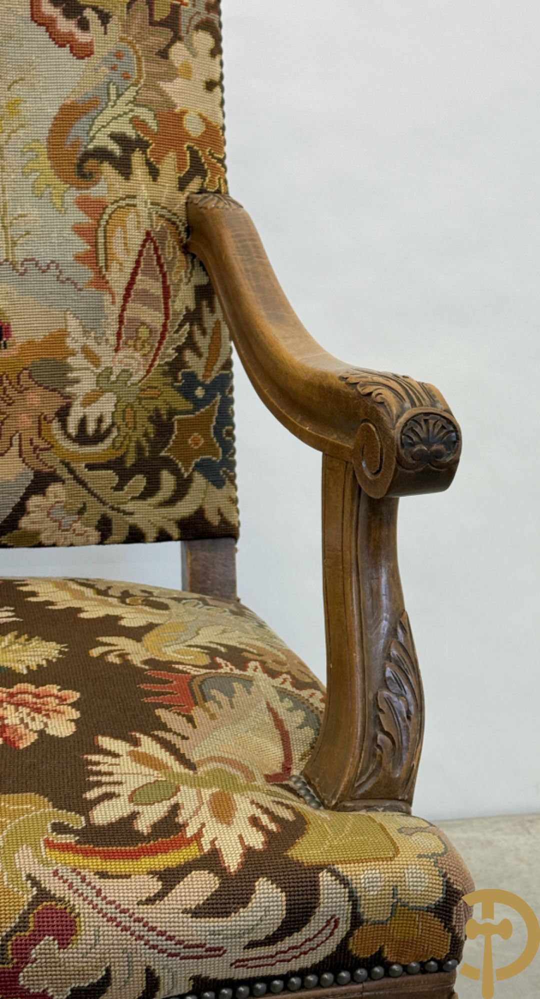 Armzetel Louis XIV met petit points + voetbankje