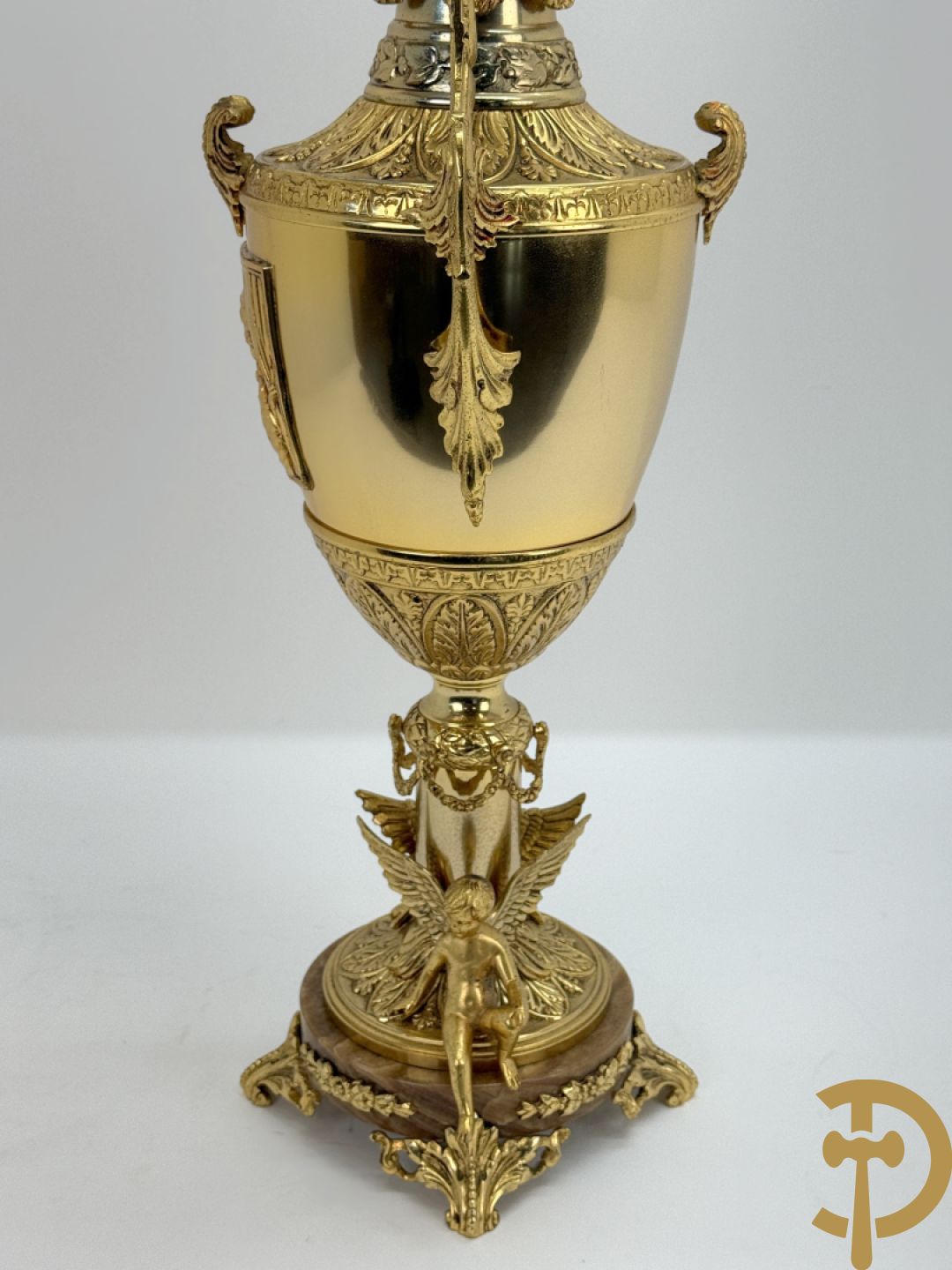 Vuurvergulde bronzen amfoorvaas met basrelief van dame en bezet met cupido