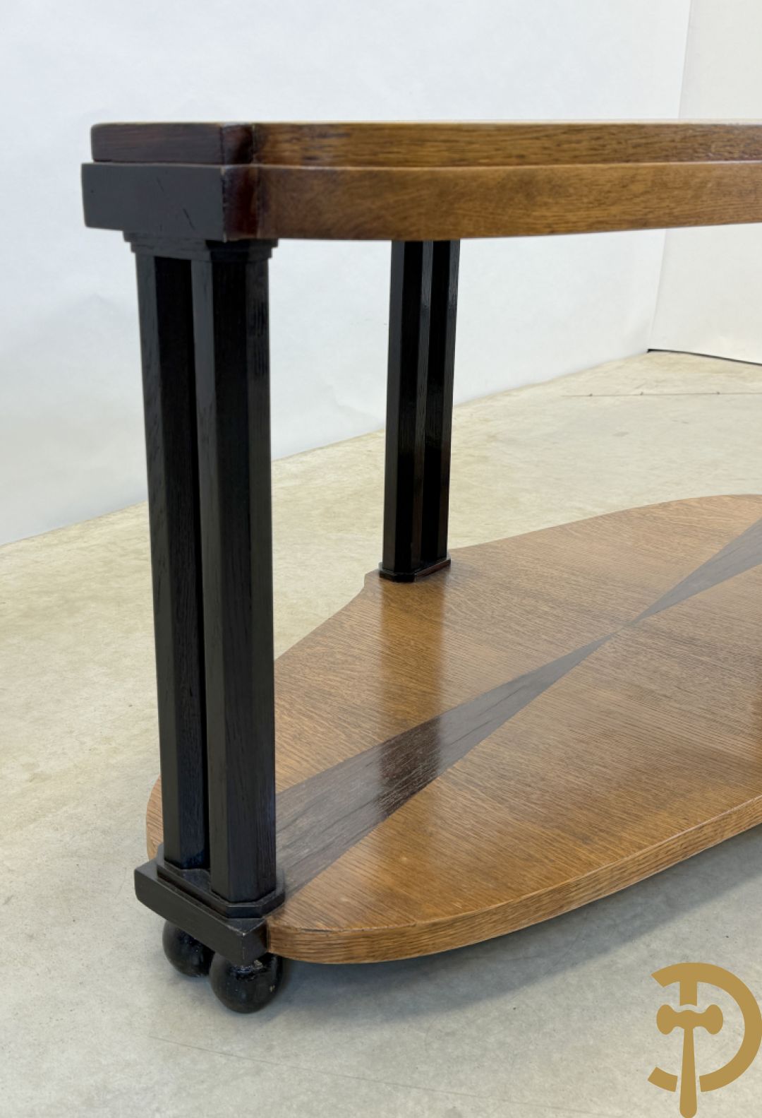 Eikenhouten salontafel met inleg van palissander, op afgeschuinde zuiltjes, model Eikelaar Decoene