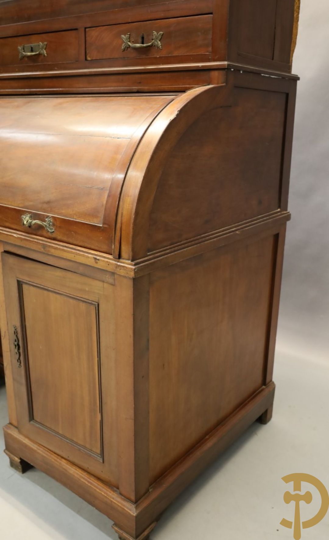 Imposant notelaren cilinderbureau met bovenbouw met ingemaakte lades, cilinderklep en uittrekbaar schrijfblad - drie deuren onderaan - 19e