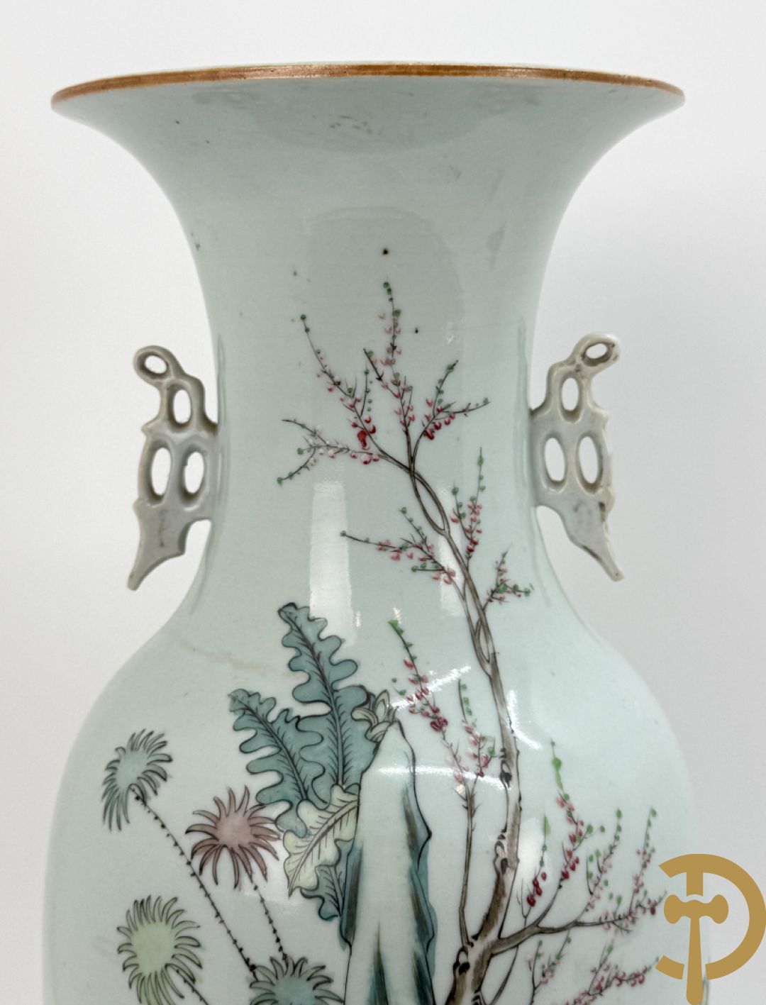 Chinese porseleinen vaas met decor van dames in landschap