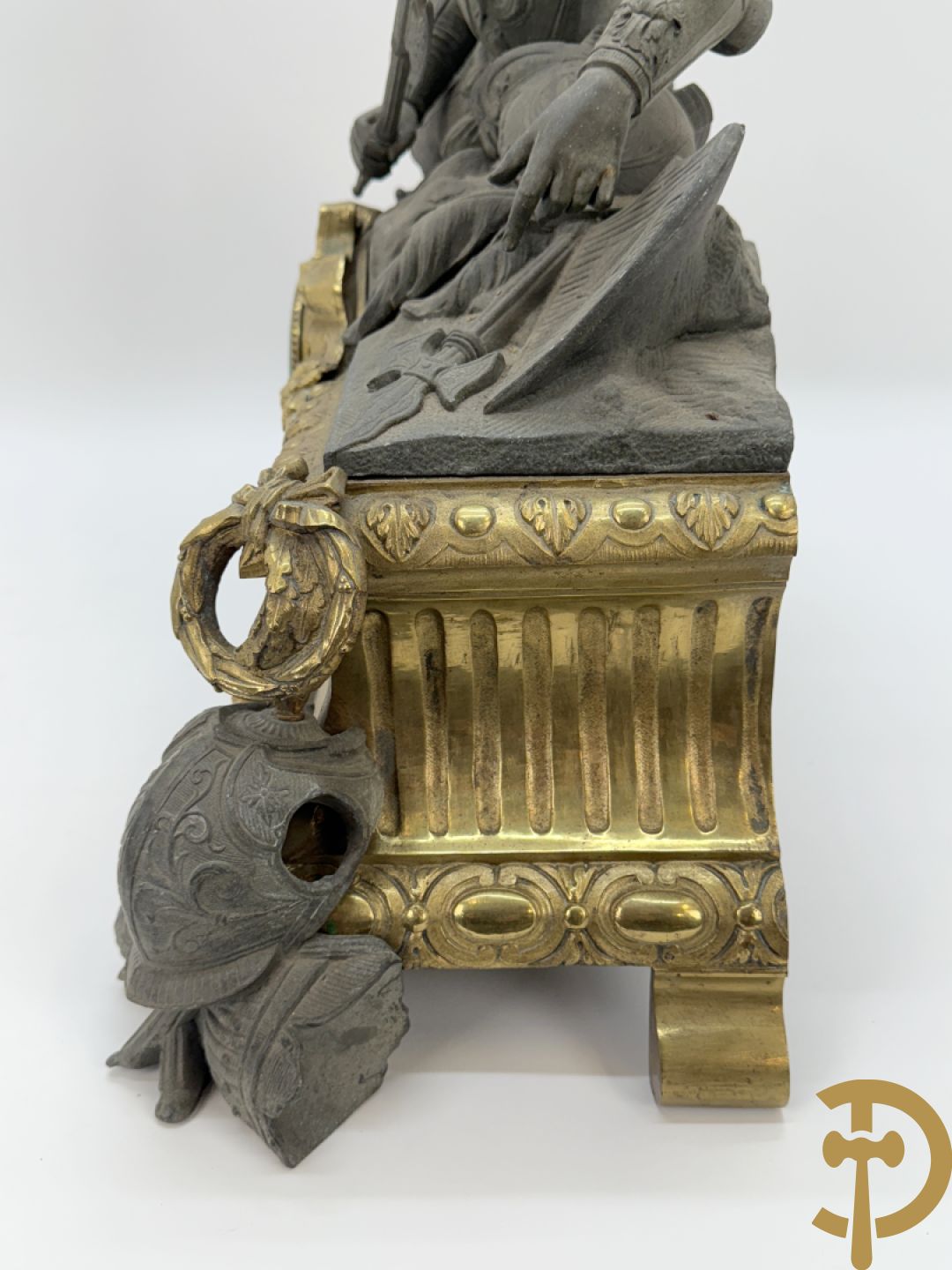 Zamak schouwstuk klok met ridder en Louis XVI motieven bezet