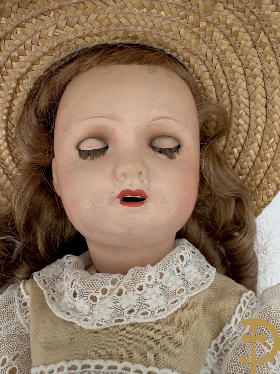 Oude pop met papier maché ledematen, gemerkt K R36/.728 + oude pop met papier maché ledematen en kantelbare oogjes + oude pop in papier maché, gemerkt Unis France 301 + oude pop in papier maché, onleesbaar gemerkt + hedendaagse pop met porseleinen ledematen + losse kleertjes