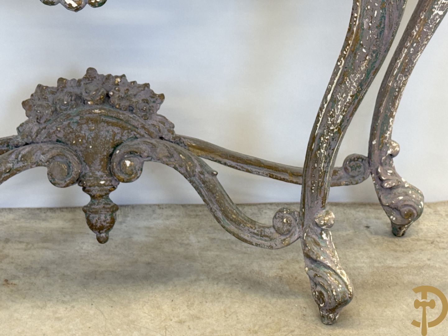 Gepatineerde Louis XV console met zwart marmeren blad