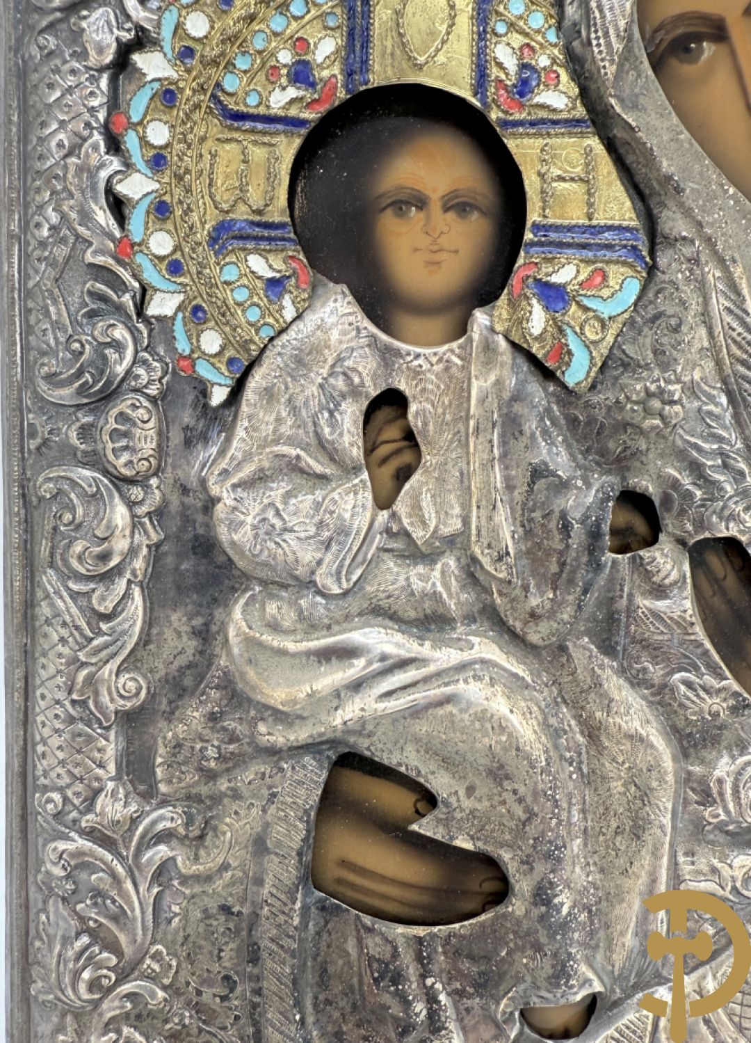 Ikoon met voorstelling van Madonna met kind en verzilverde rizza bezet met email