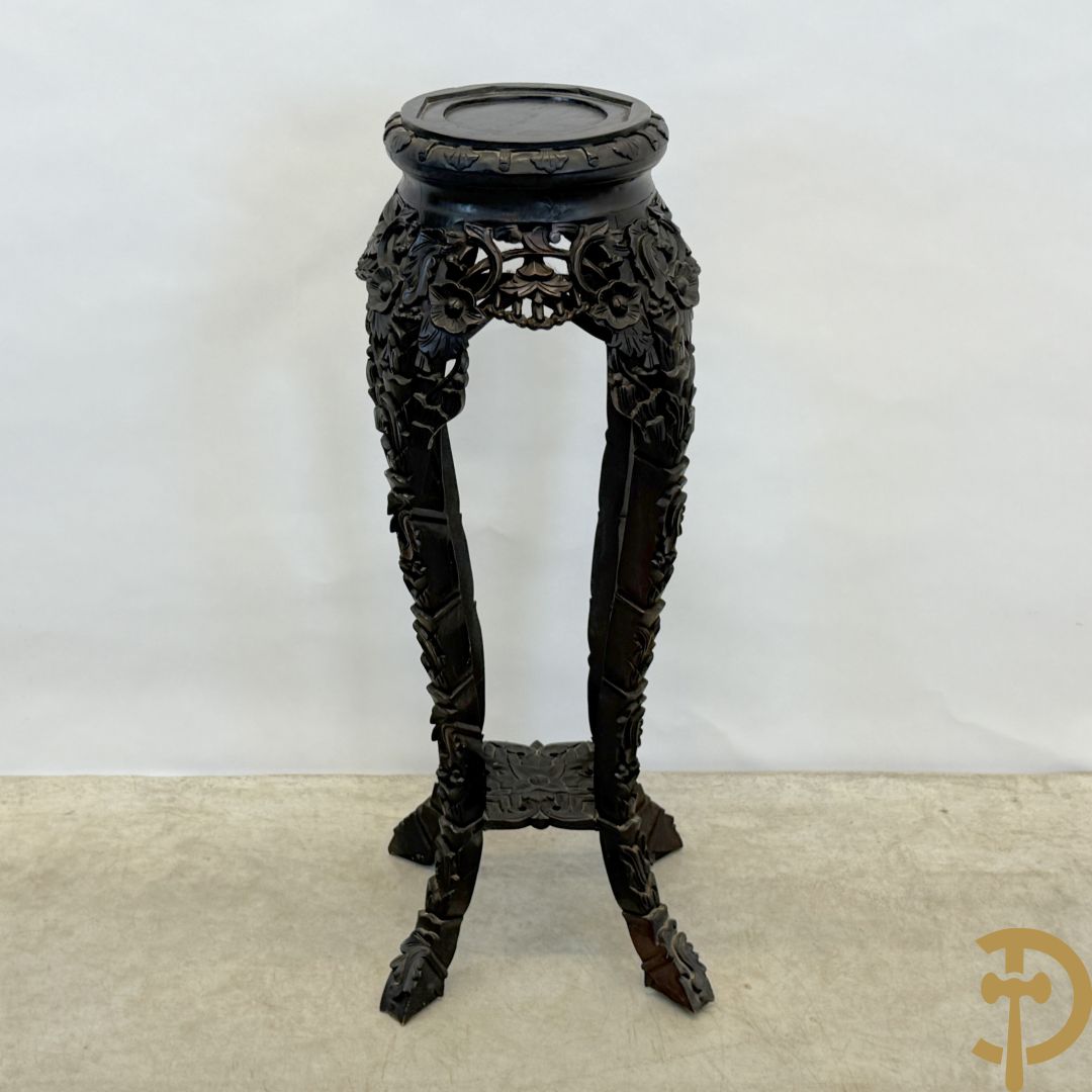 Chinese handgesculpteerde hoge sokkel met bloemenmotieven