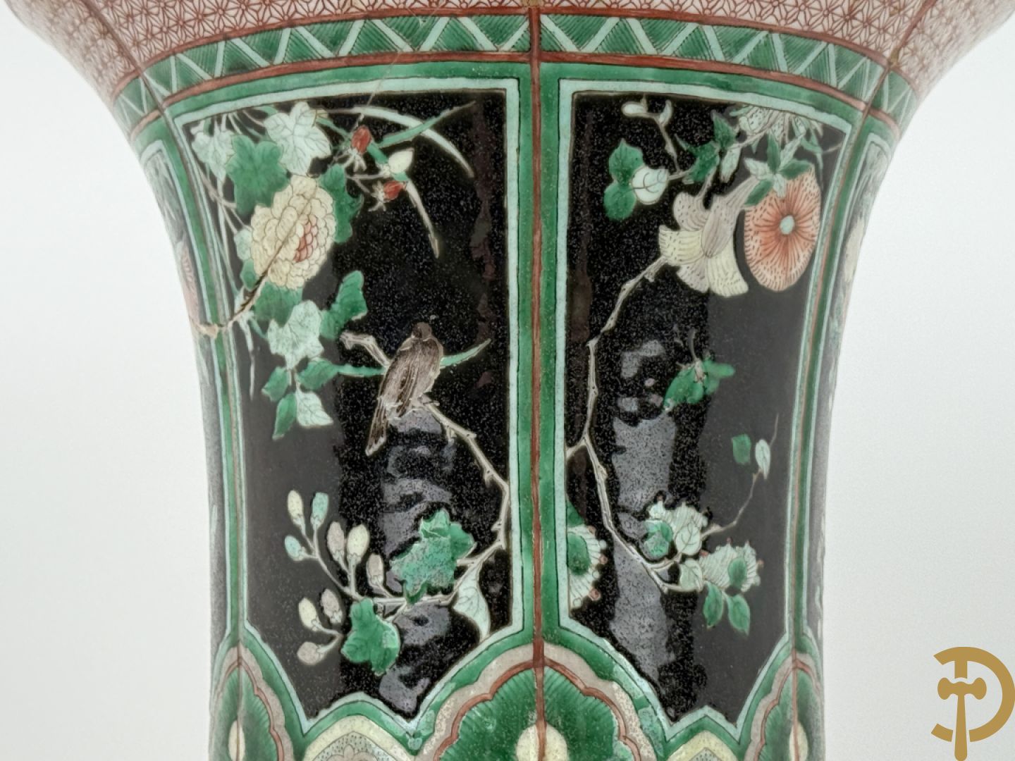 Antieke Chinese Gu vaas met geschenkendecor op zwarte fond