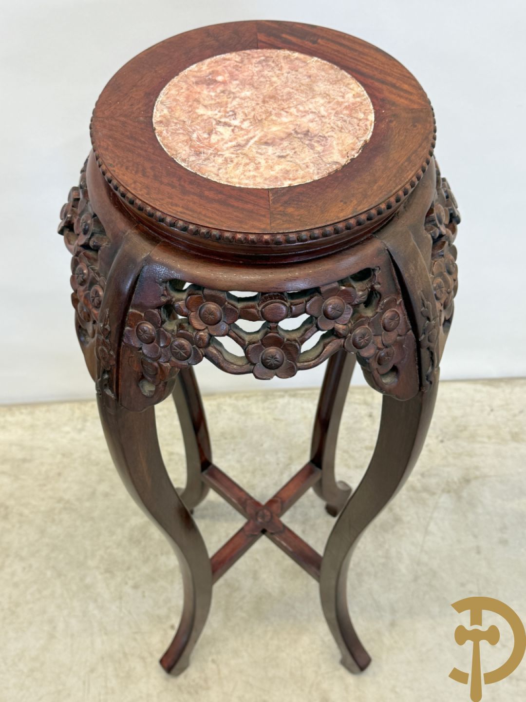 Chinese hardhouten sokkel met bloemensculptuur + Chinese hardhouten sokkel met bloemen- en vogelsculptuur