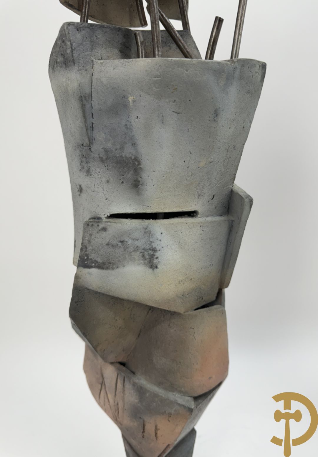 VANDEWEGE Rik getekend onderaan 8816 en 8817 - Twee moderne keramieken abstracte figuren