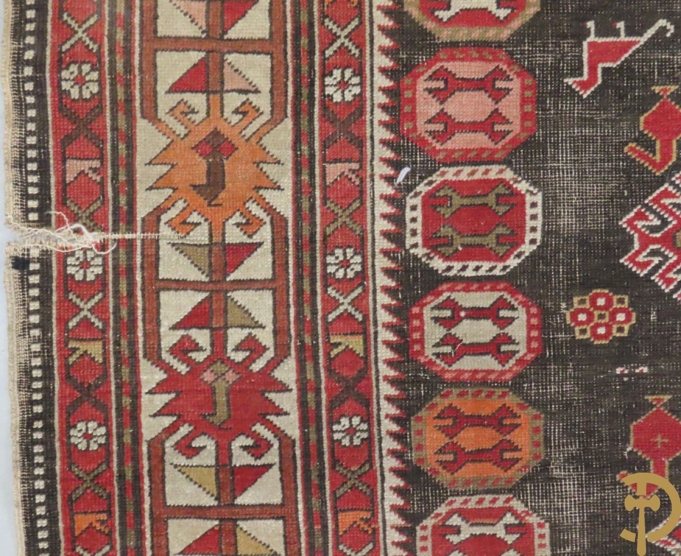 Antiek oosters handgeknoopt Kaukasus tapijt met geometrische patronen