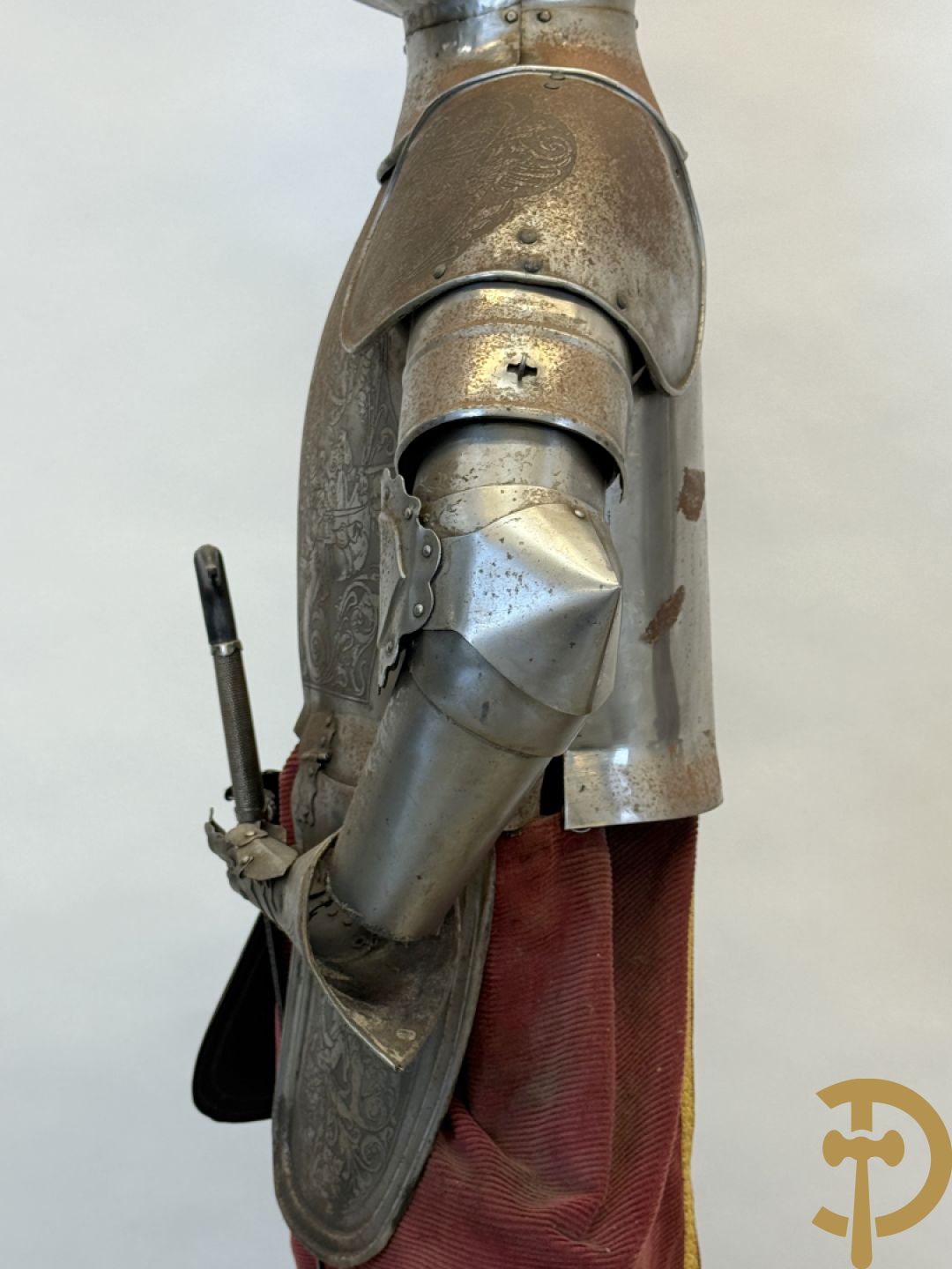 Paar ijzeren decoratieve harnassen ridderuitrusting met geciseleerde motieven op de elementen, met zwaard en ridderhelm - op statief - vermoedelijk Spaans 1930-1940