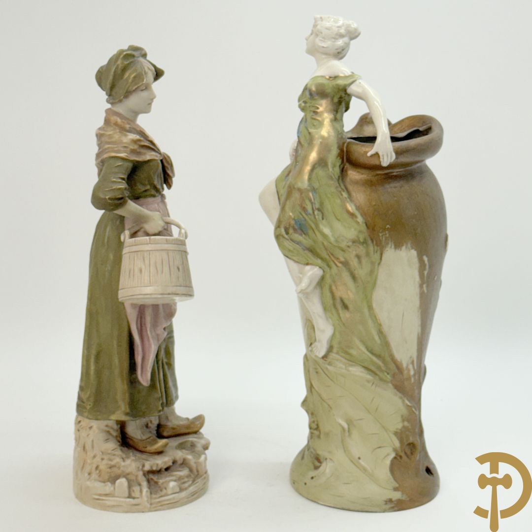 Royal Dux beeld van melkmeisje, onderaan genummeerd 1055 + vaas met zittende dame, Royal Dux stijl